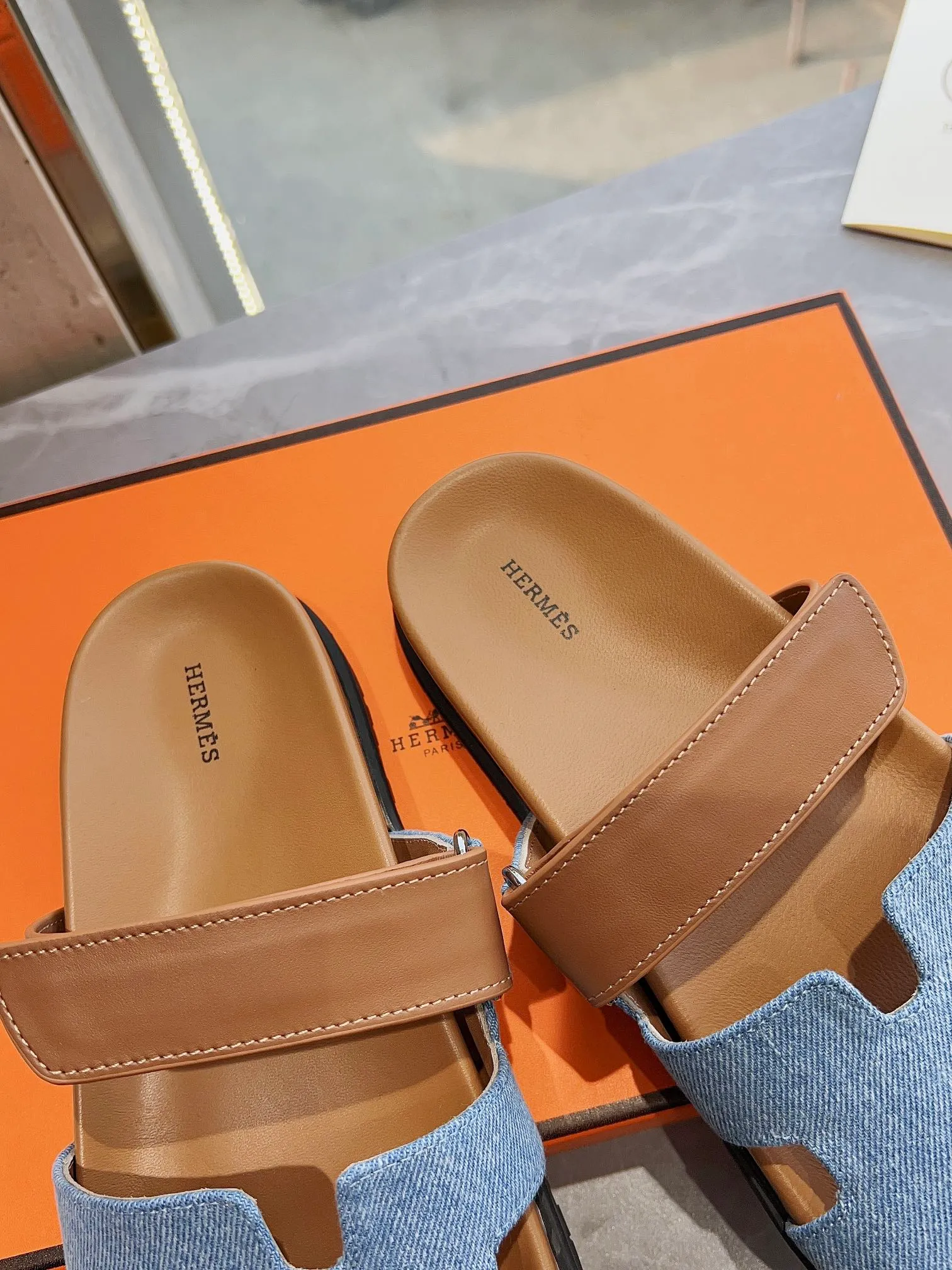 👟👟Ex-factory price 440👟👟 Men's size +10 H family 2024 spring and summer new style HERMES Hermes' recently popular couple's shoes, pig nose angle sandals and slippers, paired with various colorful socks, extremely trendy. Upper lining: imported original material. Outsole: non-slip and wear-resistant outsole. Size: Female 35-42 (40/42 non-returnable and non-exchangeable) Men’s size: 39-45 (45 is non-refundable and non-exchangeable)